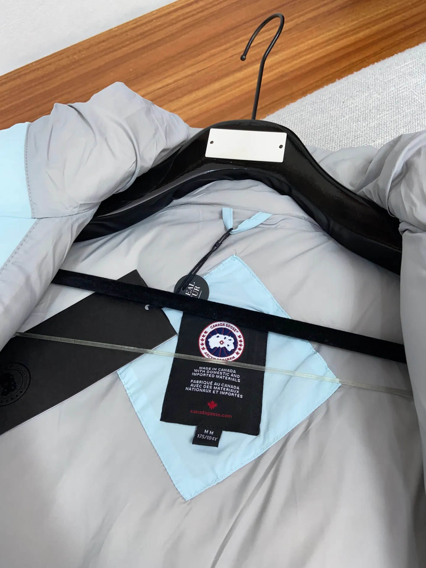 P520 original single version exclusive release #𝘾𝘼𝙉𝘼𝘿𝘼 𝙂𝙊𝙊𝙎𝙀/𝙅𝙪𝙣𝙘𝙩𝙞𝙤𝙣 top original TOP version restored ZP up to 98%‼ ️ CANADA GOOSE/Canada Goose Pastels Pastel Series Everett White Label Vest This versatile Everett vest is a lightweight layering item suitable for wearing in all seasons. It is trimmed in all white and equipped with D-rings for hanging gloves or other daily items when outside. It is ideal for travel and unpredictable weather conditions. The pocket openings and cuff edges are reinforced with CORDURA fabric for durability. The reflective stripes on the back of the collar improve visibility in dim environments, making it the first choice for travel. Note: In order to maximize profits during the production process, some businesses add toxic waste silk, 50 velvet, hand-feel velvet, etc. into the clothes! It is said to be 90% white duck down, purchasing agent level, or even more exaggeratedly said to be 90% white goose down, to fool the layman! (You can consult the official Big Goose. All authentic styles are made of white duck down) ⚠️ Remember, you get what you pay for! Don't be greedy for small gains, or you will suffer big losses!  Size: XS S M L XL Color: Black Melt Water Blue Soft Pink Moonlight Lime